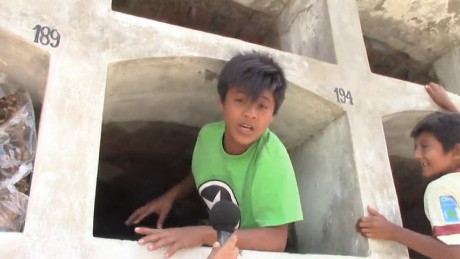 Algunos supervivientes de las inundaciones en Perú duermen en las tumbas del cementerio