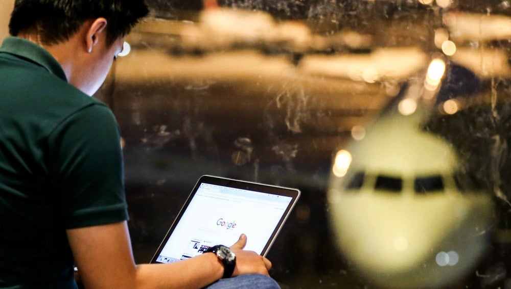 Un joven con un iPad