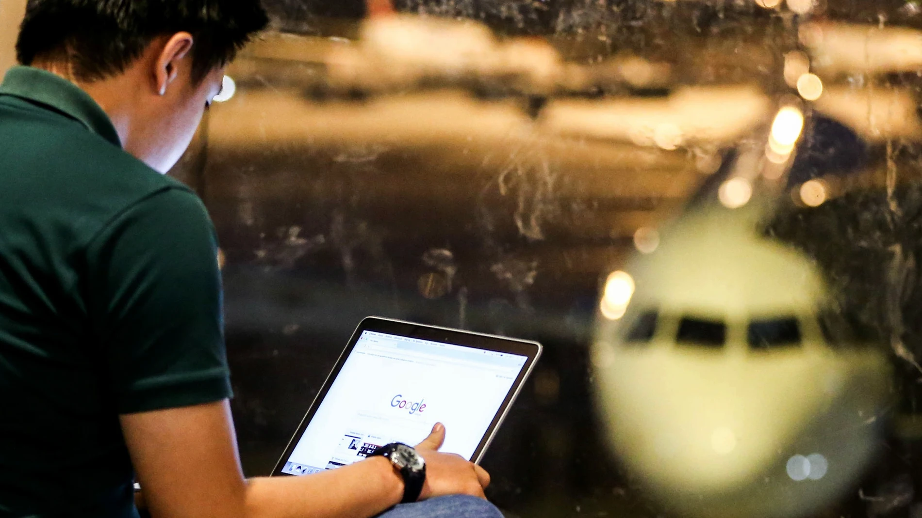 Un joven con un iPad Un joven con un iPad