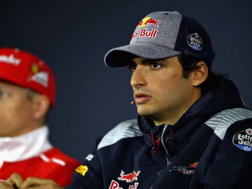 Carlos Sainz, en rueda de prensa en Shanghái junto a Raikkonen