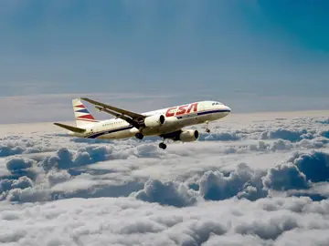Un avión volando Un avión volando