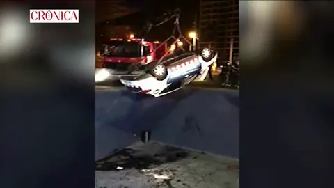 Frame 4.872891 de: Un coche de los Mossos cae por un foso de varios metros y una menor que iba dentro resulta herida Frame 4.872891 de: Un coche de los Mossos cae por un foso de varios metros y una menor que iba dentro resulta herida