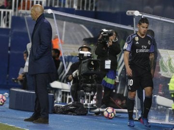 James, cabizbajo y serio tras el cambio de Zidane