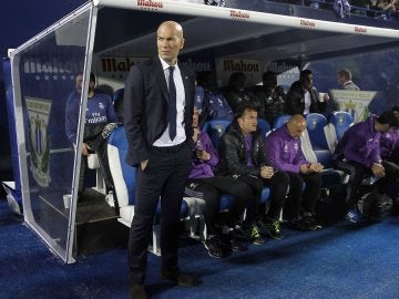 Zidane, en el banquillo de Butarque antes del partido