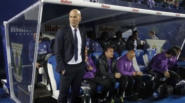 Zidane, en el banquillo de Butarque antes del partido