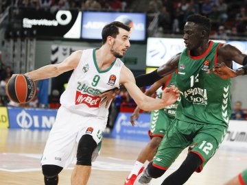 El pívot del Baskonia Ilimane Diop y Leo Westermann, del Zalgiris