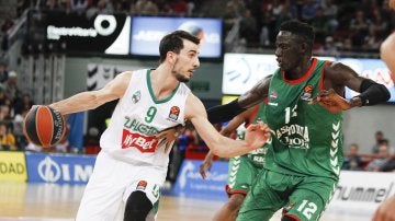 El pívot del Baskonia Ilimane Diop y Leo Westermann, del Zalgiris