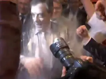 François Fillon acaba bañado de harina en un mitín François Fillon acaba bañado de harina en un mitín