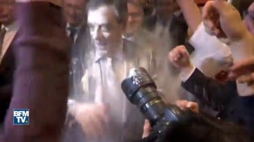 François Fillon acaba bañado de harina en un mitín 