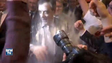 Un joven arroja harina al candidato conservador francés François Fillon en un mitín 