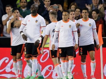 Los jugadores del Valencia celebran un gol en Mestalla