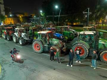 Doscientos tractoristas del campo de Cartagena mantienen un bloqueo de tráfico