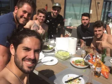 Isco, en una comida con sus amigos Isco, en una comida con sus amigos
