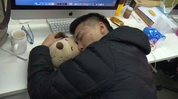 Un asiático durmiendo en el trabajo para no perder tiempo