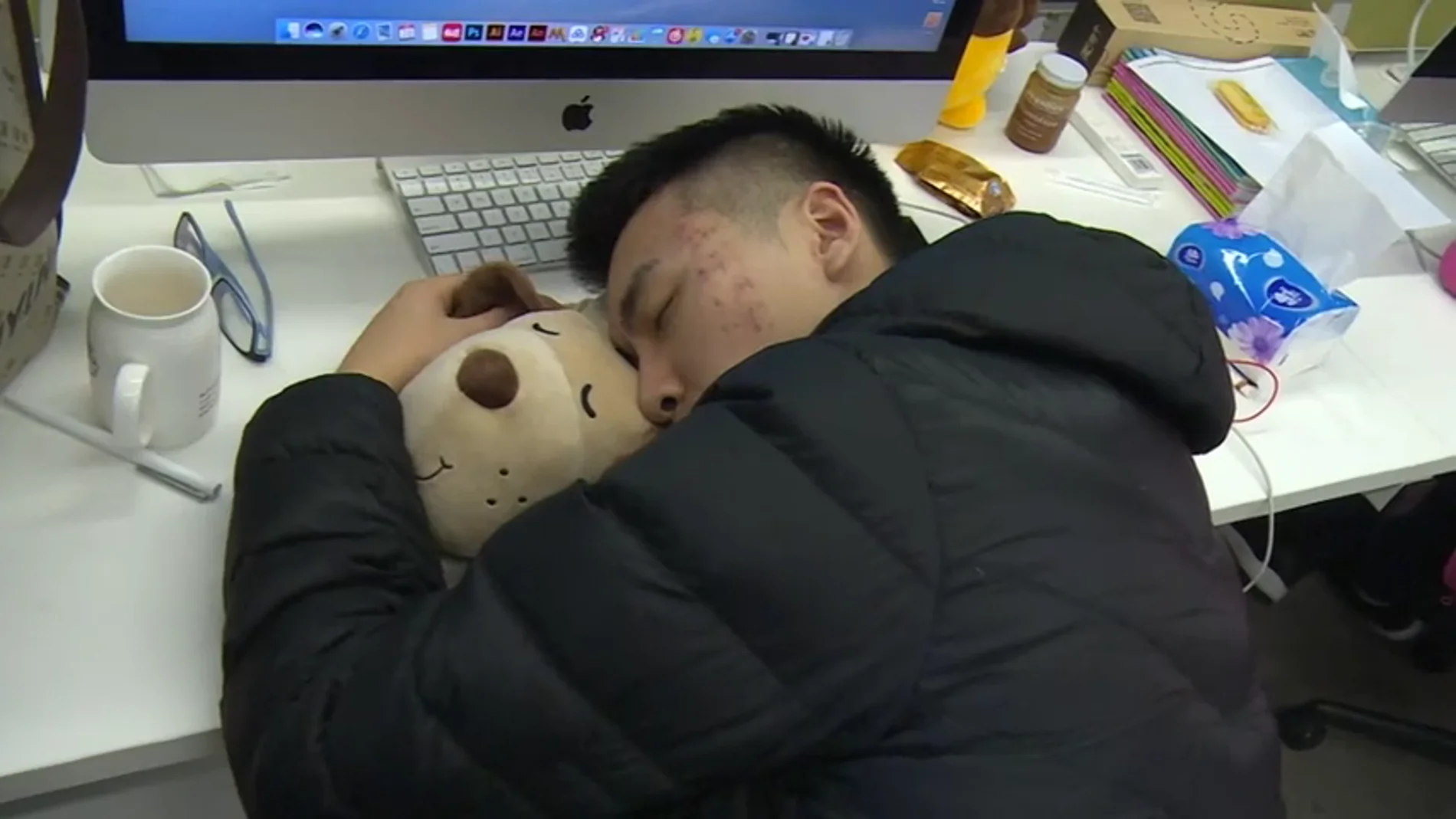 Un asiático durmiendo en el trabajo para no perder tiempo Un asiático durmiendo en el trabajo para no perder tiempo