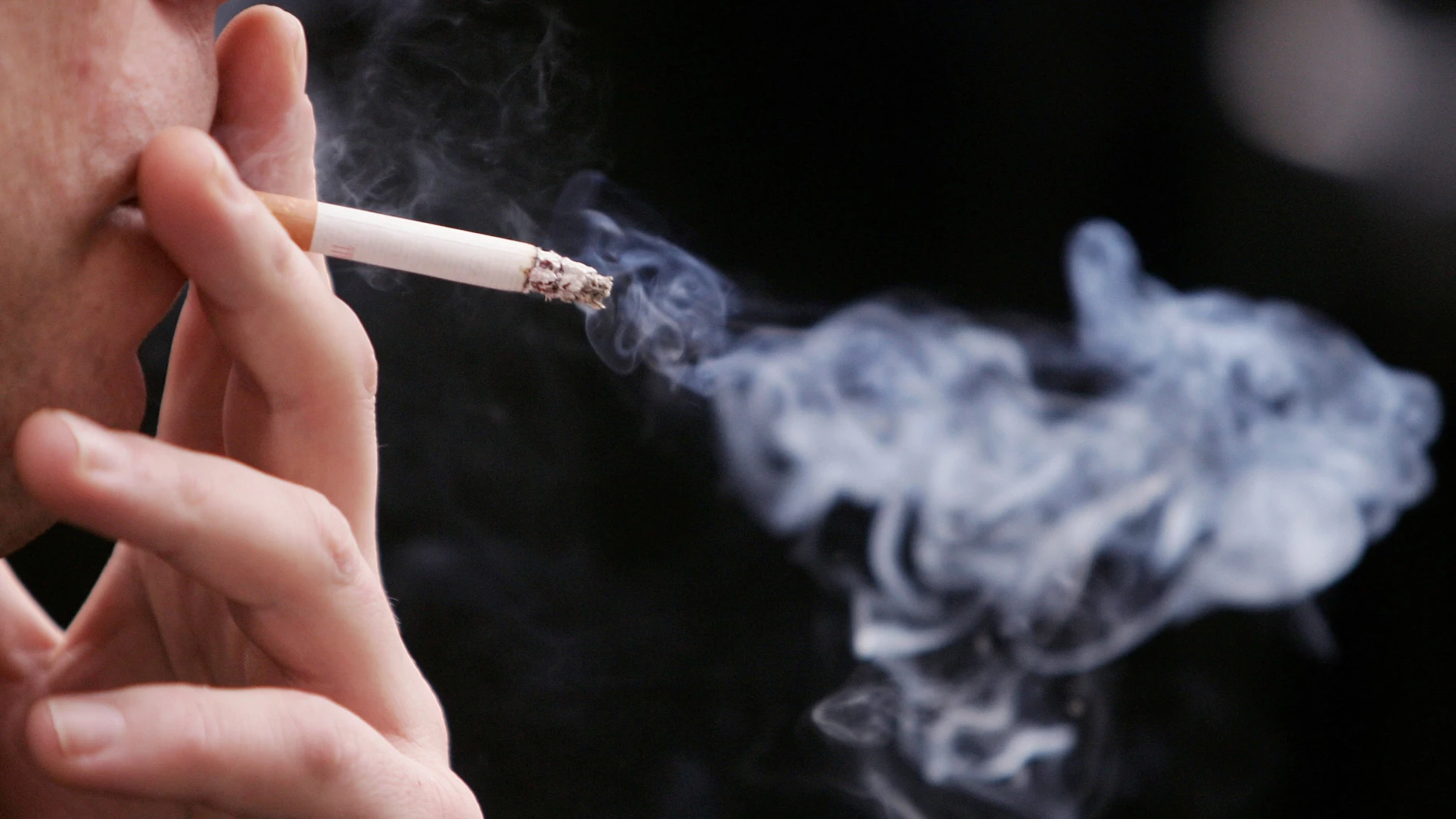 Una persona fumando Una persona fumando
