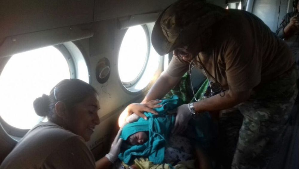 Una mujer da a luz en un helicóptero de rescate en Perú