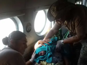 Una mujer da a luz en un helicóptero de rescate en Perú Una mujer da a luz en un helicóptero de rescate en Perú