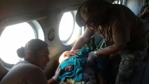 Una mujer da a luz en un helicóptero de rescate en Perú Una mujer da a luz en un helicóptero de rescate en Perú