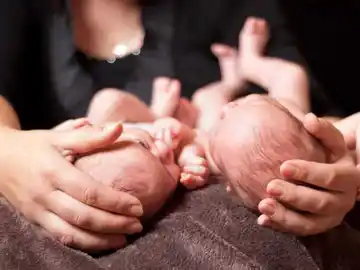 Una mujer con dos bebés Una mujer con dos bebés