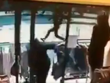 La gente corriendo tras ver el camión a toda velocidad La gente corriendo tras ver el camión a toda velocidad