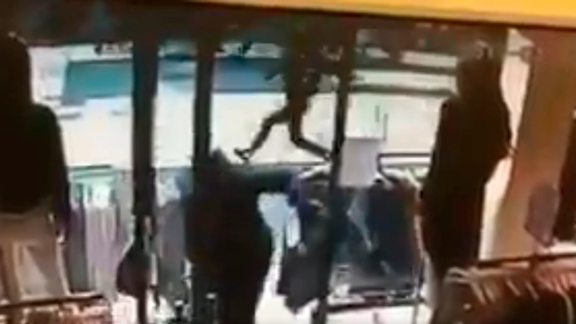 La gente corriendo tras ver el camión a toda velocidad La gente corriendo tras ver el camión a toda velocidad