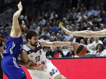 Llull avanza hacia la canasta rival ante el Anadolu Efes Llull avanza hacia la canasta rival ante el Anadolu Efes