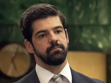 Alonso a Marta: "¿Es que solo valgo para ser el padre de tu hijo bastardo?" Alonso a Marta: "¿Es que solo valgo para ser el padre de tu hijo bastardo?"