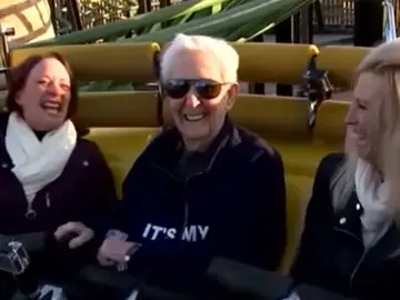 El hombre más anciano que ha subido en una montaña rusa El hombre más anciano que ha subido en una montaña rusa
