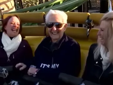 El hombre más anciano que ha subido en una montaña rusa El hombre más anciano que ha subido en una montaña rusa