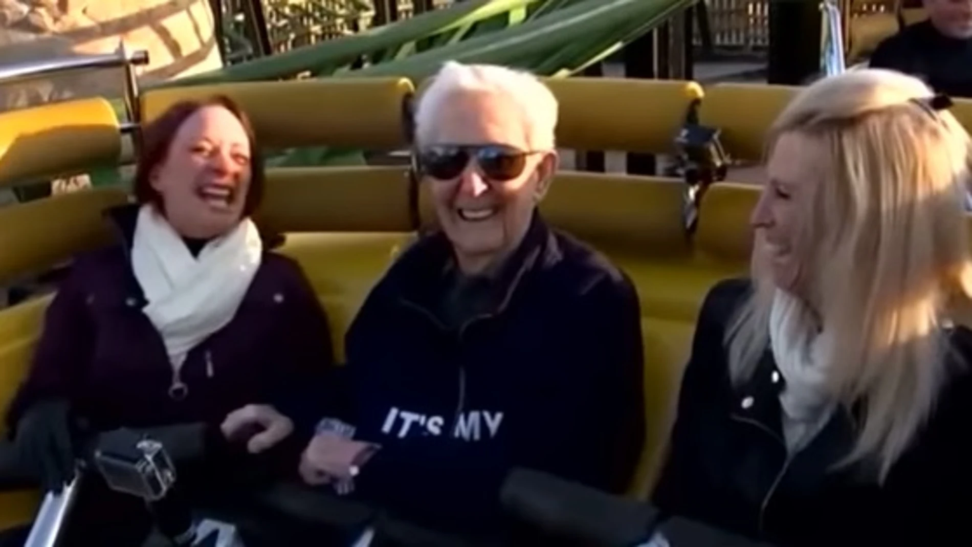 El hombre más anciano que ha subido en una montaña rusa El hombre más anciano que ha subido en una montaña rusa