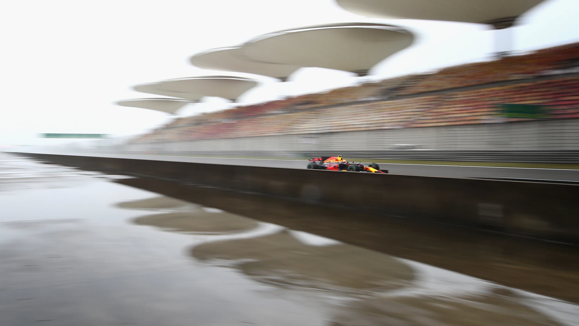 Max Verstappen rueda sobre el mojado asfalto de Shanghái