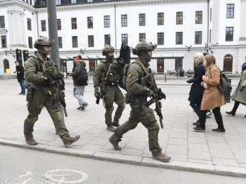 Miembros de las fuerzas especiales se despliegan en la estación central en el centro de Estocolmo