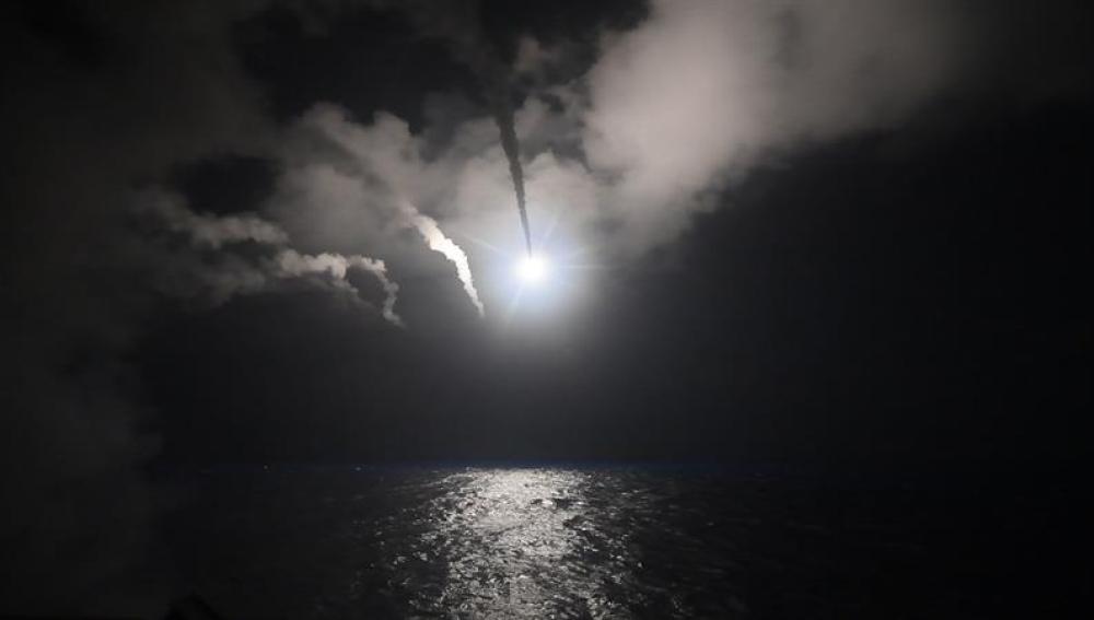 Momento en el que EEUU lanza los misiles Tomahawk para atacar una base aérea siria