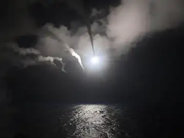 Momento en el que EEUU lanza los misiles Tomahawk para atacar una base aérea siria Momento en el que EEUU lanza los misiles Tomahawk para atacar una base aérea siria