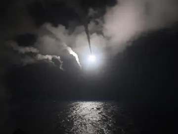 Momento en el que EEUU lanza los misiles Tomahawk para atacar una base aérea siria Momento en el que EEUU lanza los misiles Tomahawk para atacar una base aérea siria