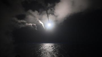 Momento en el que EEUU lanza los misiles Tomahawk para atacar una base aérea siria