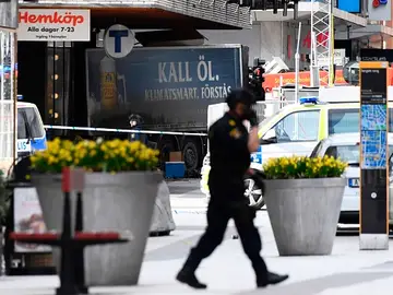 El camión que ha arrollado a varias personas en el centro de Estocolmo El camión que ha arrollado a varias personas en el centro de Estocolmo