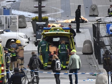 Una ambulancia atiende a los heridos en el centro de Estocolmo