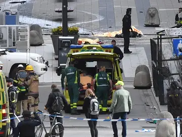 Una ambulancia atiende a los heridos en el centro de Estocolmo Una ambulancia atiende a los heridos en el centro de Estocolmo