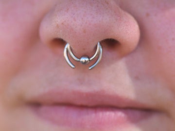 Una mujer sufre una infección por un 'piercing' en la nariz y necesita un trasplante de hígado Estados Unidos