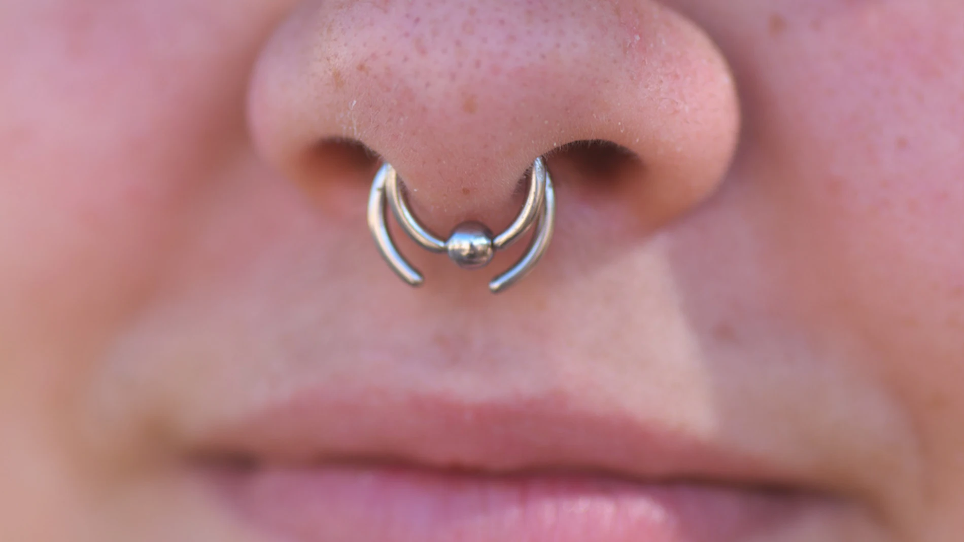 Una mujer sufre una infección por un 'piercing' en la nariz y necesita un trasplante de hígado Estados Unidos Una mujer sufre una infección por un 'piercing' en la nariz y necesita un trasplante de hígado Estados Unidos