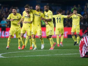 Los jugadores del Villarreal celebran un gol en el Estadio de la Cerámica