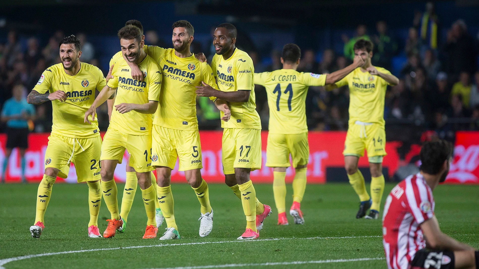 Los jugadores del Villarreal celebran un gol en el Estadio de la Cerámica Los jugadores del Villarreal celebran un gol en el Estadio de la Cerámica