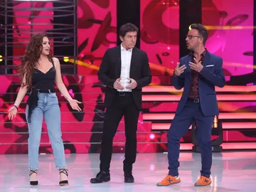 El ejercicio de tocarse con el que el jurado imitó a Thalía El ejercicio de tocarse con el que el jurado imitó a Thalía
