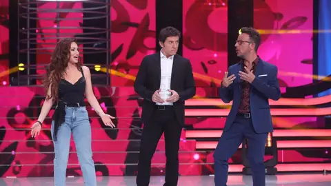 El ejercicio de tocarse con el que el jurado imitó a Thalía El ejercicio de tocarse con el que el jurado imitó a Thalía