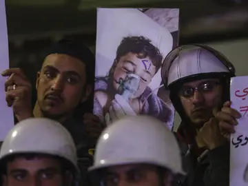 Voluntarios y personal de servicios de primeros auxilios con pancartas e imágenes de los fallecidos en el ataque químico en Siria Voluntarios y personal de servicios de primeros auxilios con pancartas e imágenes de los fallecidos en el ataque químico en Siria
