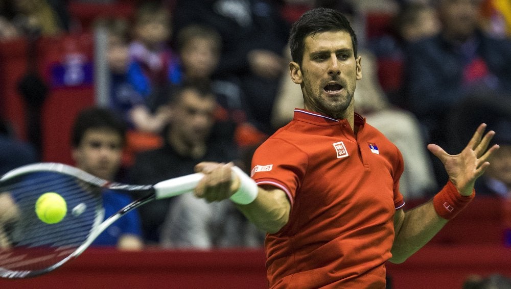 Djokovic devuelve la bola en un partido con Serbia