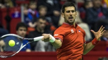 Djokovic devuelve la bola en un partido con Serbia