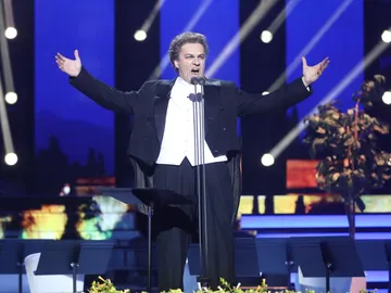 David Velardo lleva la ópera al plató con la canción ‘Granada’ de Plácido Domingo David Velardo lleva la ópera al plató con la canción ‘Granada’ de Plácido Domingo
